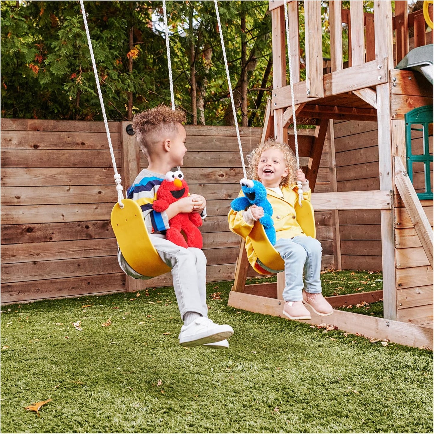 Elmo portable plush toy, made of high-quality plush material.